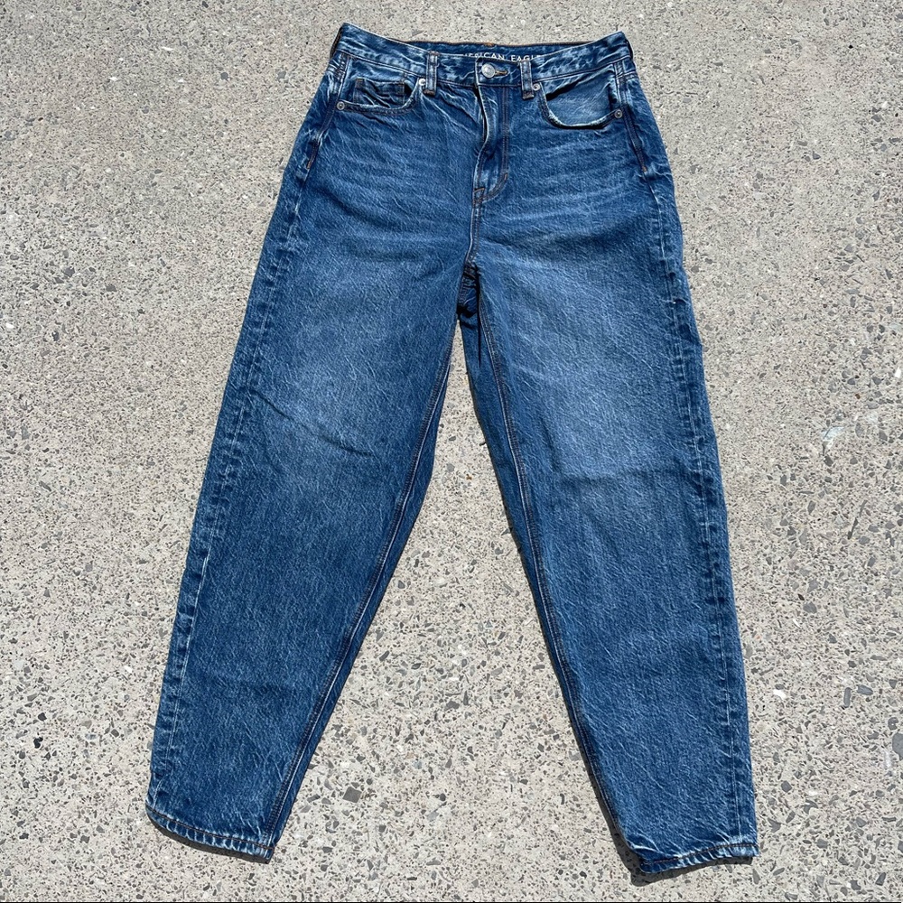 NWOT - American Eagle High waisted Mom Jeans
